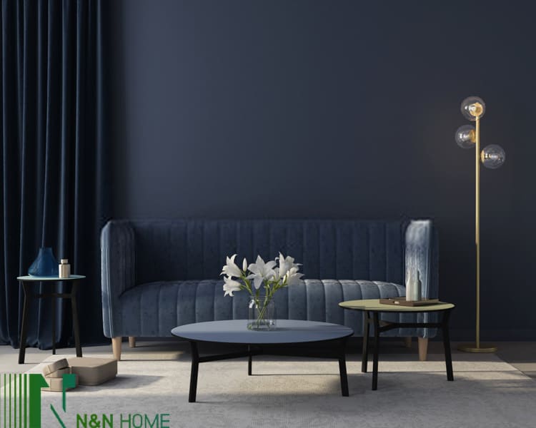 Màu xanh chủ đạo, tone xanh trầm của bức tường kết hợp cùng sofa tươi sáng giúp tổng thể nổi bật nhưng không ảm đạm