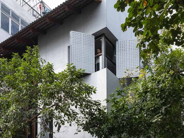Corner House tận dụng các tấm ốp xi măng Swisspearl trắng kích thước lớn